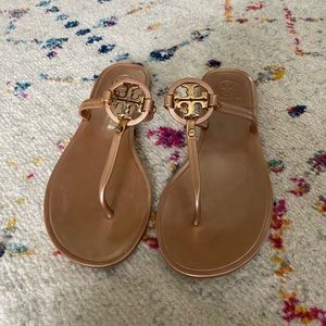Tory Burch Mini Miller Jelly Thong in Rosegold